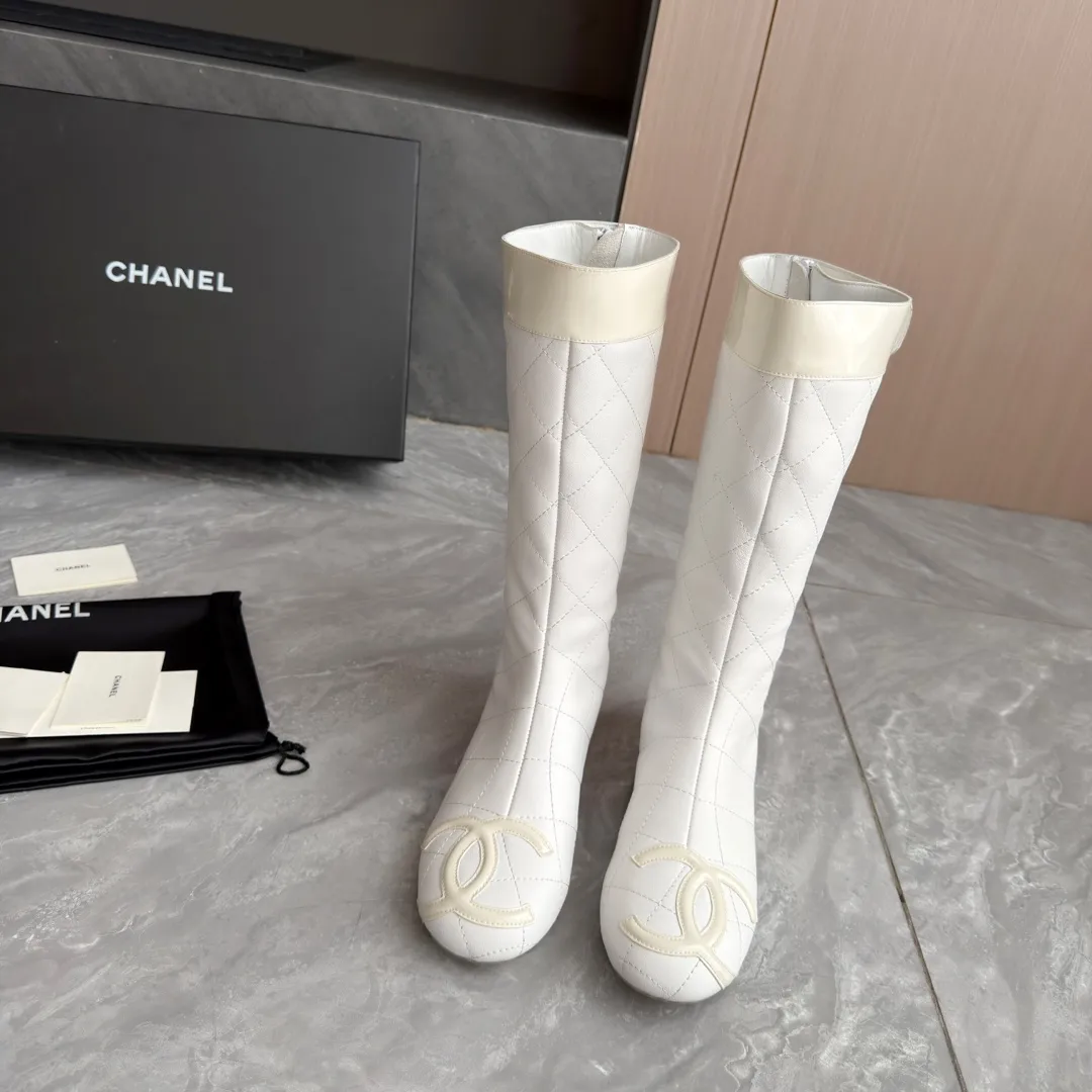 👟👟Ex-factory price 1040👟👟 High version of Chanel CHANEL, 🌞🌞🌞The latest boots from Xiaoxiang 2025 autumn and winter counter, a must-have item for this autumn and winter! ! Ms. Chanel loves simple yet irresistible combinations to show her unique style. Mix and match freely to shine⚡Follow Grandma’s fashion steps! ! ! The top-notch craftsmanship and texture are perfectly presented. No matter any details, you can compare them with the counters. The best quality products can be entered and exited from the counters at will! ! ❶Material: imported cowhide ❷Inner lining: sheepskin lining ❸Feet: sheepskin lining ❹Outsole: original molded sole ❺Heel height: 2 cm ❻Boot shaft height: 13 inches ❼Number: 35-40 (40 and 41 are customized and cannot be returned)